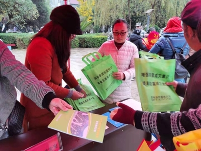 强化法治观念 普及防灾知识——嵩明县防震减灾局积极参加2019年国家宪法日主题宣传活动