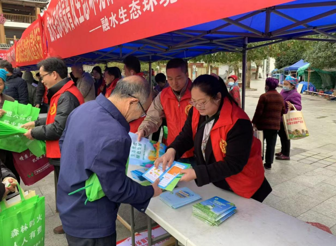 学雷锋·文明实践我行动 融水生态环境局开展科普宣传服务，弘扬志愿精神守护绿水青山